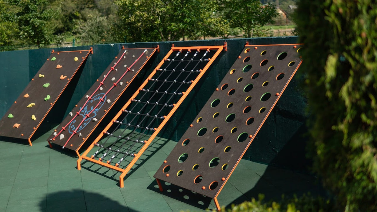 Дитячі скалолазки, елементи дитячих майданчиків